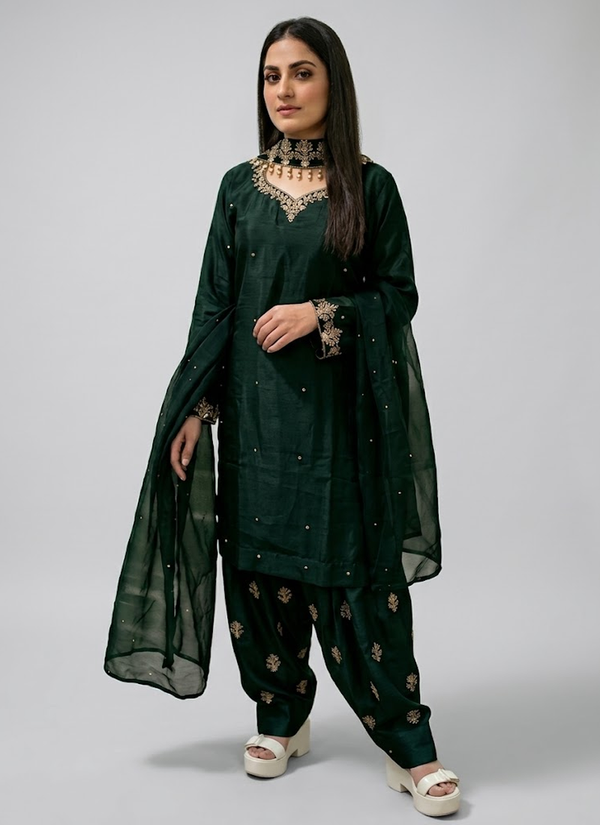 Salwar kameez – front view | Gleemium Fashion Australia