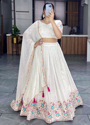 Classical Off‑White Embroidery Lehenga – Blouse & Dupatta Set 2