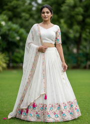 Classical Off‑White Embroidery Lehenga – Blouse & Dupatta Set 4