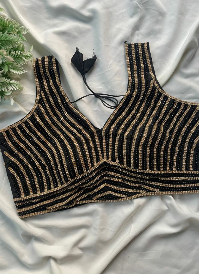 Elegant women’s blouse in pure silk handcuffed fabric, sleeveless design with cotton lining.