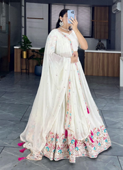 Classical Off‑White Embroidery Lehenga – Blouse & Dupatta Set 6